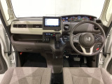 車内は光触媒抗菌消臭施工済です。インパネ周りはスタイリッシュなデザインで機能や装備も充実しています。グローブボックスやカップホルダーのほかにトレーなどたくさんの収納スペースが付いています。