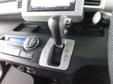インパネシフトだから視線の移動も少なく足元もスッキリ。運転席もゆったりしているのでゆとりを持ってドライブできますね。