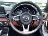 【純正革巻きステアリング】上質な革を使用することで、手にしっかり馴染みとても運転しやすいハンドルです♪