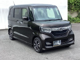狭い駐車場でも、スライドドアならチャイルドシートへのお子さまの乗降や荷物の積載もスムーズ。