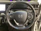 ハンドルにHondaセンシング系のクルーズコントロールやレーンキープアシストなどのスイッチと、オーディオの操作スイッチが装備されています。ハンドルから手を離さず安全に操作できます。
