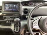 運転席周辺のスマートなレイアウトが、操作のしやすさを実現。快適なドライブをサポートします。パーキングブレーキはフットブレーキタイプです。