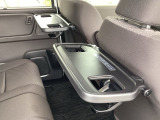 前席背面には格納式テーブルが付いており、休憩時のちょっとした小物置きに使えて便利です。