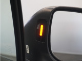 車線変更を支援。ブラインドスポットモニターは、走行中の死角になりやすい自車の斜め後方車両を検知し、ドライバーへ注意を促すことで運転負荷を軽減する機能です。