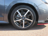 右前 18インチアルミホイール タイヤサイズは、225/45R18です。「*ホイールロックナットは展示用です」