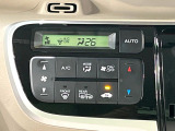 【オートエアコン】一度お好みの温度に設定すれば、車内の温度を検知し風量や温度を自動で調整。暑い&hellip;寒い&hellip;と何度もスイッチ操作をする必要はありません。快適な車内空間には必須の機能ですね♪