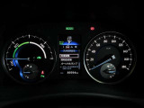 運転に役立つ情報を分かりやすく表示するマルチインフォメーションディスプレイを中央に配したとても見やすいメーター