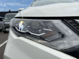 LEDヘッドランプ:ハロゲンランプの約2倍の光量でより明るく遠くを照らし、夜間走行時の視認性を高めます。