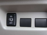 ハンズフリーオートスライドドア〈片側、挟み込み防止機構付)は運転席からも開閉可能。また、荷物やお子さまの抱っこで両手がふさがっていても、片足を振り入れるだけでスライドドアが開閉できます。