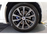 【BMWアロイホイール】軽量かつ強度に拘ったアロイホイール。走行性能ポテンシャルを引き出す設計。タイヤのサイドウォールが強化されたランフラットタイヤは、パンク時にタイヤがつぶれてもリムから外れません。