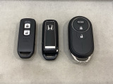 スマートキーを装備しています。鍵を差し込むことなくドアロックの開け閉めと、スタートボタン操作でのエンジンスタートができます。加えて、純正リモコンエンジンスターター用の操作キーもついています。