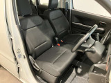 運転席はベンチシートとなっておりより広くて乗りやすい使用です。