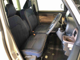運転席の座面高さを調整できるシートリフターが付いています。フロントシートはベンチシートを採用で、座面も広く使い勝手もいいですよ♪