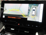 パノラミックビューモニター付きです。車両を上から見たような映像をディスプレイオーディオ画面に表示。運転席からの目視だけでは見にくい、車両周辺の状況をリアルタイムでしっかり確認できます。