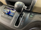 CVT車のセレクトレバーです。低速から高速まで、変速ショックのないスムーズな走りを実現するとともに、エンジン効率のよい領域を維持することで燃費にも貢献します。