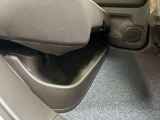リアシート下には傘を収納できるトレーも付いているので足元の空間を圧迫せずお過ごしいただけます♪
