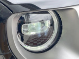 ●LEDヘッドライト:夜間走行時も良好な視界を確保し安心して運転できる高輝度LEDヘッドライトを装備!点灯速度が早く、消費電力も抑えられています。
