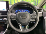 【ステアリングヒーター】冬場に冷たくなりやすい革巻きステアリングを、スイッチ一つで素早く適温に!エアコンよりも早く温まってくれるので、寒い日の運転も快適になりますね♪