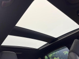 【ガラスルーフ】ガラスルーフ搭載で車内の解放感が一気にアップ!開放的なドライブをお楽しみいただけます。