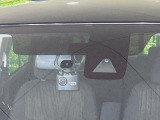 【三菱e-Assist】走行中に前方の車両等を認識し、衝突しそうな時は警報とブレーキで衝突回避と被害軽減をアシスト。より安全にドライブをお楽しみいただけます。