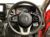 ハンドルにHondaセンシング系のクルーズコントロールやレーンキープアシストなどのスイッチと、オーディオの操作スイッチが装備されています。ハンドルから手を離さず安全に操作できます。