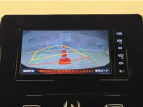 バックガイドモニター付きです。車の後方に小型カメラが付いており、バックする際の後方の様子をモニター上に表示します。