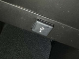 充電用USB端子付き。スマートフォンなどの充電に便利です。