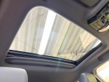 【サンルーフ】ボタンひとつで開閉可能!開放感たっぷりのサンルーフが装着されています!車内に明かりを取り入れたり景色を楽しむ以外にも、よどみがちな車内の空気も簡単に換気できて快適です!
