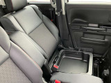 助手席シート下にはバッケットタイプの小物入れがあります。シューズや洗車道具など収納できます。