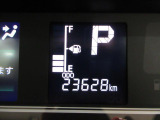 たとえばダイハツのお店にある、たくさんのスマアシ搭載車は、正常に作動する事をしっかり確認します。