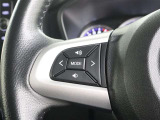 左側に音量調整ボタンがついてますので、運転中でも操作出来ますので、ストレス感はないです。