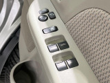 【電動格納ミラー】サイドミラーは電動格納式となっており、狭い駐車場でもキズがつくリスクを抑えられます。