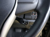 レーダークルーズコントロール(全車速追従機能付)付きです。車速に応じて追従支援してくれるので、ロングドライブも快適です。詳細は販売店スタッフまでおたずねください。