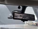 インテリジェントルームミラー☆後席に乗っている人や、大きな荷物を載せていると見にくくなりがちな後方視界。。こちらは車両後方のカメラ映像をミラーに映すので、天候にも影響されないクリアな後方視界を実現☆