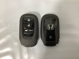 スマートキーを装備しています。鍵を差し込むことなくドアロックの開け閉めと、スタートボタン操作でのエンジンスタートができます。ボタン操作でトランクが開けられる電動テールゲートのボタンもついています。