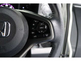 Hondaセンシングの機能のひとつ、アダプティブクルーズコントロール付!アクセルから足を離しても設定したスピードと前車との車間を保ち走行してくれます!車線維持もアシスト☆高速道路で疲労軽減ですね☆