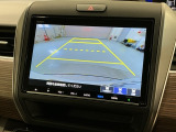 リバースギアに入れるだけで後方の表示へ切り替わります。夜間や雨の日の駐車も楽になりますよ。