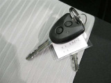ドアの開錠施錠はドアノブに触れるだけ センサーが感知して開錠施錠をしてくれます 一度スマートキーをご体感ください 便利ですよ