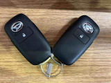 【スマートキー】 スマートキーを携帯していれば、ドアハンドルのボタンを押すだけでロックの解除ができます。