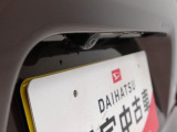 このお車はバックカメラが付いています。ナビをつければ連動できます。バックの操作が楽になります。