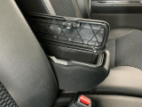 【フロントセンターアームレスト(ボックス付き)】運転席と助手席の間には、小物が収納できるボックス付のアームレストが装備!必要な物をぱっと取り出せて車内もスッキリです♪
