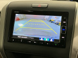 リバースギアに入れるだけで後方の表示へ切り替わります。夜間や雨の日の駐車も楽になりますよ。