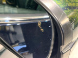 【ブラインドスポットインフォメーション】走行中、ドアミラーの死角になりやすい箇所に後続車が接近するとサイドミラー付近に警告を表示、ドライバーに注意喚起をしてくれます。