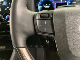 運転中、オーディオの操作をしてて、ハッとしたことはありませんか?ステアリングスイッチは、運転中でもハンドルでオーディオの操作が可能です。安全なドライブをサポートします。