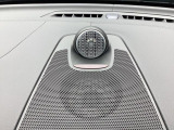 ダッシュボード中央に鎮座する「ツイーターオントップスピーカーと、ドアに配置された美しいステンレス製パンチングメタルグリルは、それだけでUltraの内装に高級感を与えます。