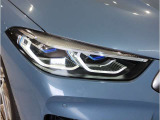 【LEDヘッドライト】先進のLEDテクノロジーを採用。放射される白色光の周波特性は太陽光に近く、バイキセノン・ヘッドライトを上回るコントラストで更に明るく輝きます!
