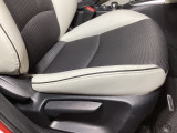 運転席にはドライバーの体型や好みに応じて前後方向だけでなく、高さの調整ができるシートリフターを装備!