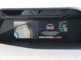 バック時に、バックソナーと運転席から死角になりやすい左前タイヤ付近をモニターできるサイドビューモニターが起動し、状況を表示いたします