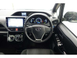 スポーティームード溢れる運転席周りですね。 クイックなドライビングに対応できるよな運転席回りになっています。 ドライブがますます楽しくなりますね!