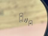 【ブラインドスポットモニター】走行中、ドアミラーの死角になりやすい箇所に後続車が接近するとサイドミラーのレンズに警告を表示!ドライバーに注意喚起をしてくれます。